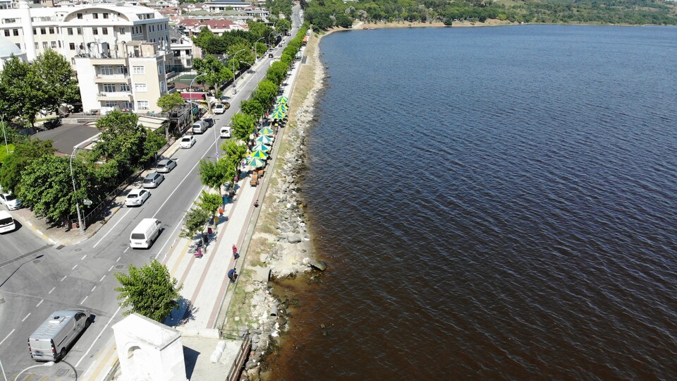 Küçükçekmece Gölü kızıla dönüştü