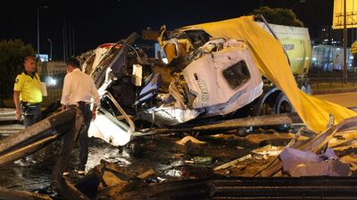 Yön levhasına çarpan kamyonun şoförü kurtarılamadı