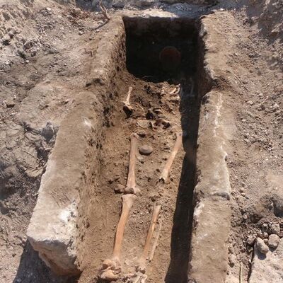 Etrafı taşlarla çevrilmiş! Çömlekle birlikte bulundu