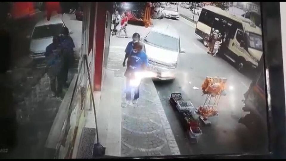 Kaldırımda yürüyorlardı! Sonrası akılalmaz!