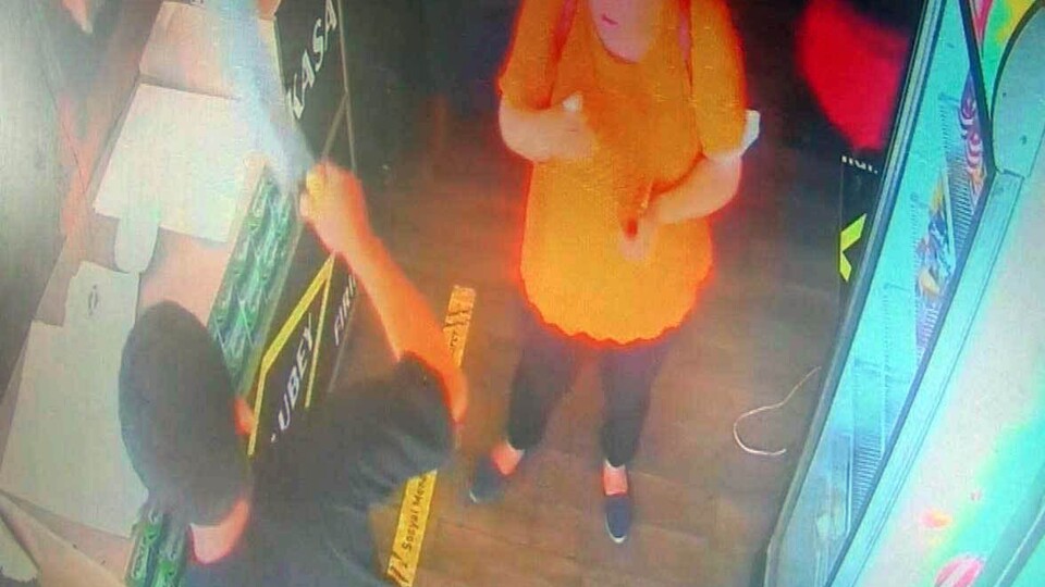 Satırla saldırdı, ardından alışveriş yaptı!