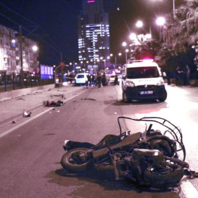 Trafik polisi ve motosiklete çarptı: 2 ölü