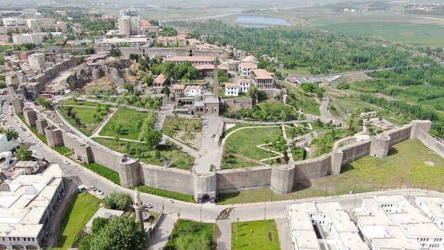 Diyarbakır'ın 5 bin yıllık surlarının sırrı araştırılıyor