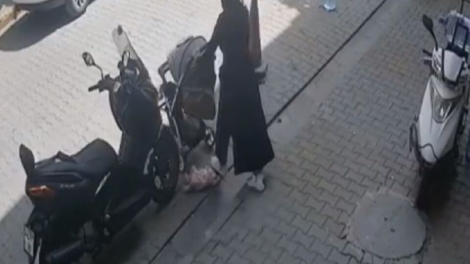Bebek arabasından düşürüp üzerine bastı!