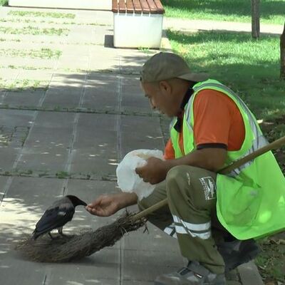 Elleriyle besleyip müzik dinletiyor! Gülümseten dostluk
