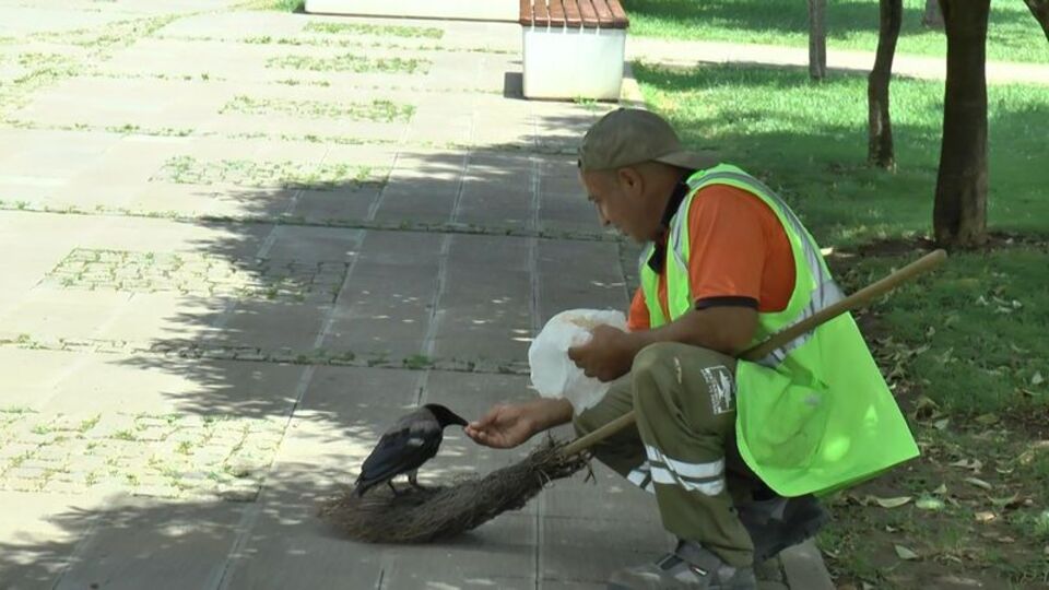 Elleriyle besleyip müzik dinletiyor! Gülümseten dostluk