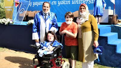 Cam kemik hastalığına rağmen çift ana dal yaparak mezun oldu