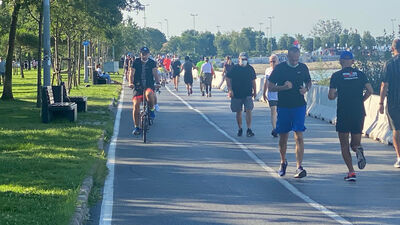 Kısıtlamasız pazarda sahillere akın var