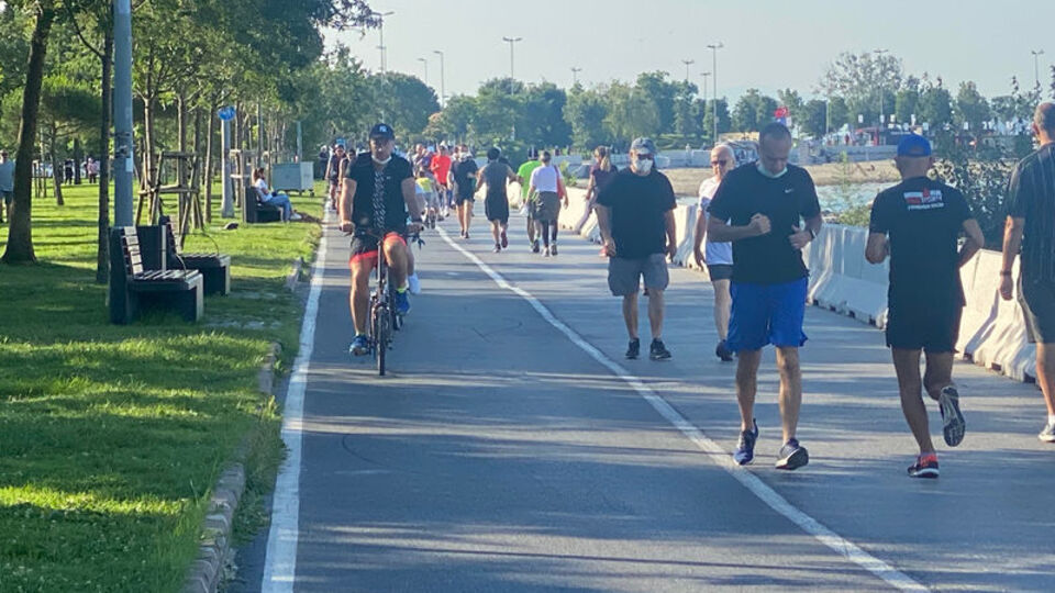 Kısıtlamasız pazarda sahillere akın var