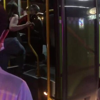 Tacizle suçlanan kişiye otobüste dayak!