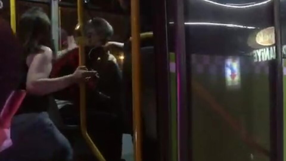 Tacizle suçlanan kişiye otobüste dayak!