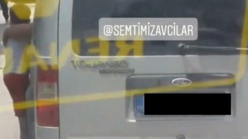 Yaramazlık yapan oğlunu araçtan sarkıttı!