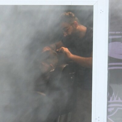 Yangına rağmen tıraşa devam etti!