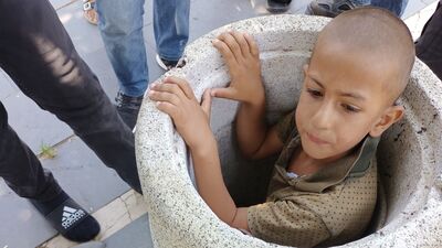 Çöp kovasına sıkışan çocuk için seferberlik!