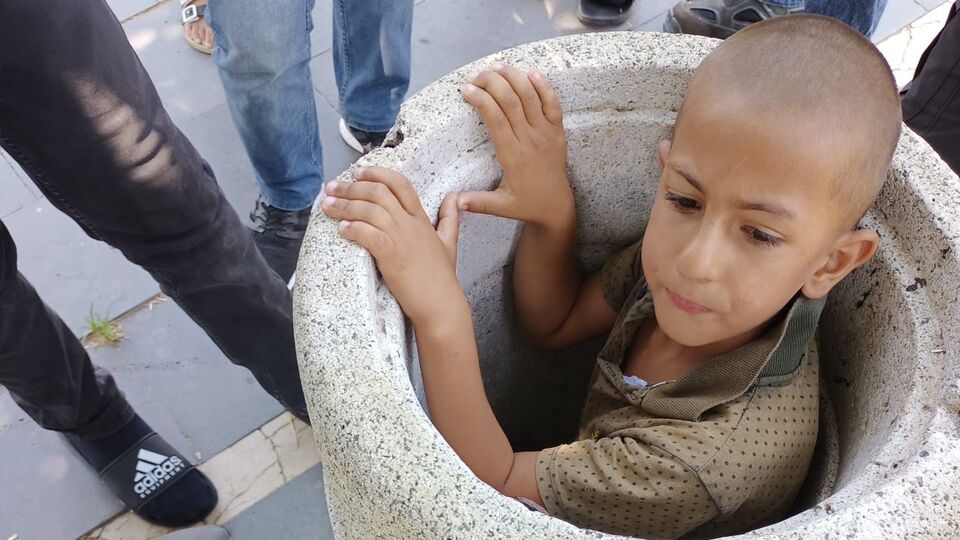 Çöp kovasına sıkışan çocuk için seferberlik!