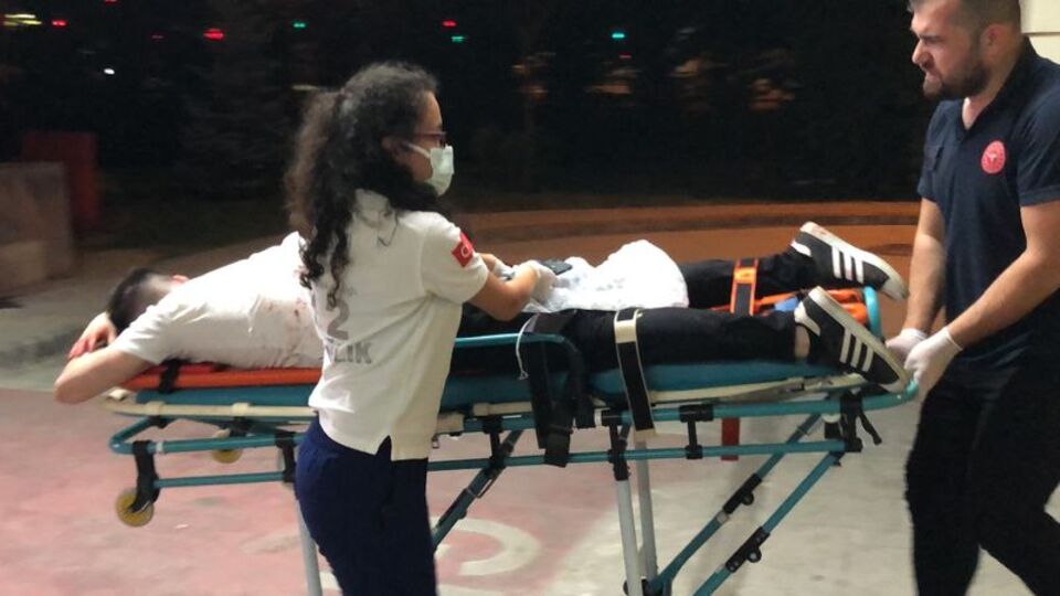 Kavgada bıçaklandı, kaçarken rayların üzerinde baygınlık geçirdi