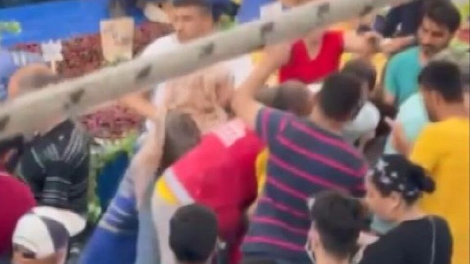 Pazarda kadınların feci kavgası!