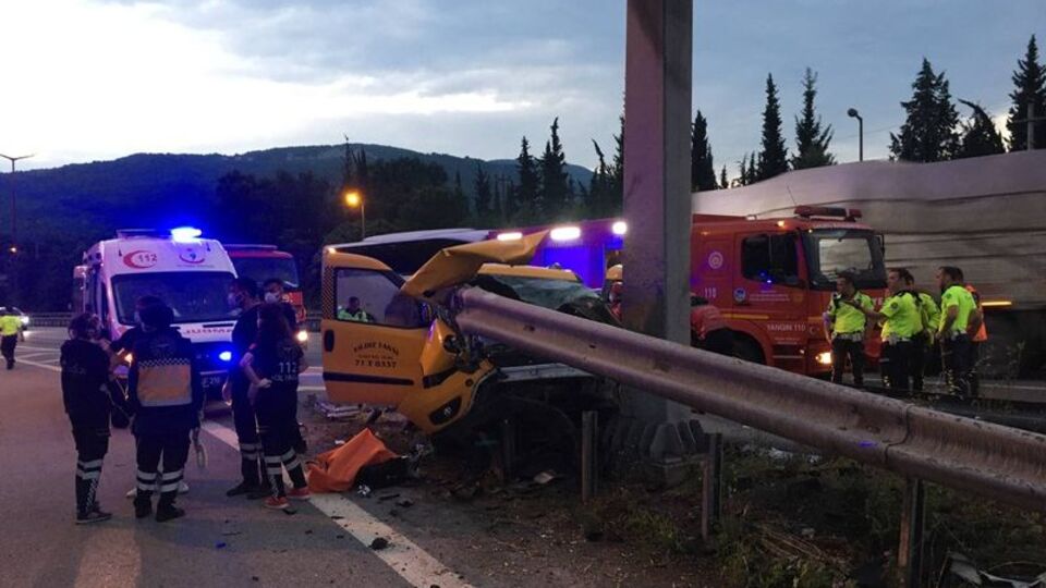 Sakarya'da taksi refüje çarptı: 2 ölü, 5 yaralı