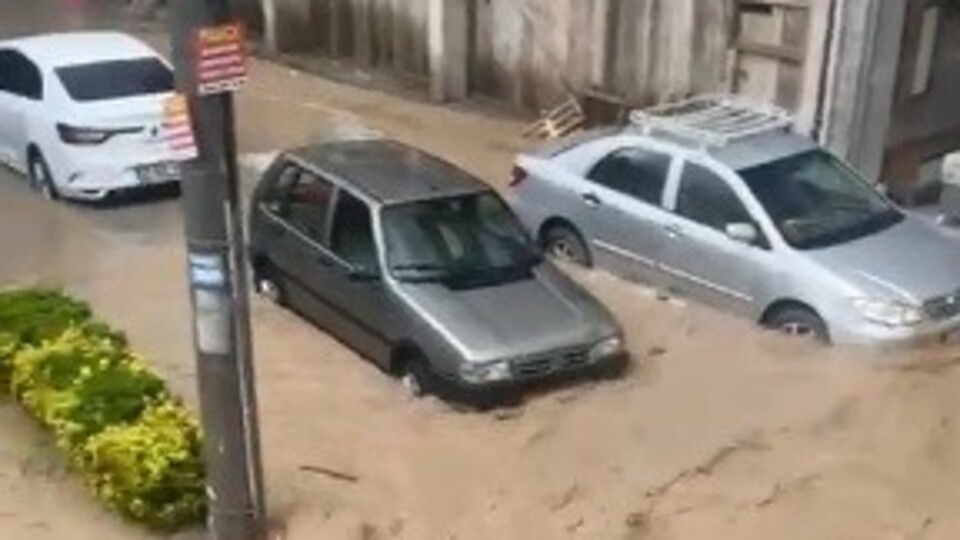 Sele karşı eşyalarla barikat kurdular!