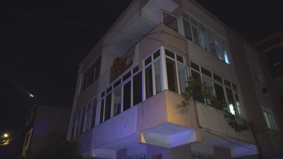 Halı silkeleyen kadın 3. kattan düştü!