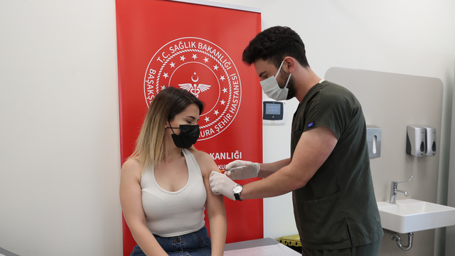 Aşı yaptırmayan öğrencilere üniversitelerden bir yasak bir tavsiye