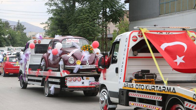 Gelinin isteğini kırmadı, ilgi gördü