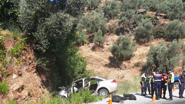 Kayalıklara çarptı: 3 ölü, 1 yaralı