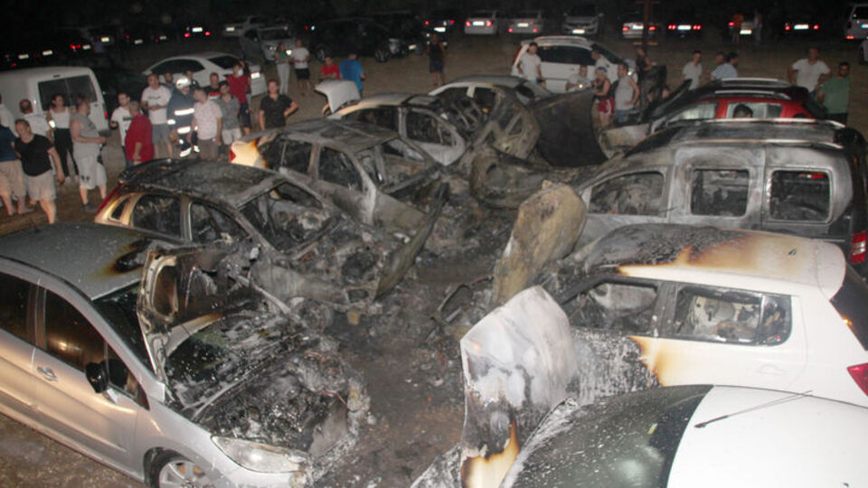 Mersin'de otopark yangını: 12 araç küle döndü