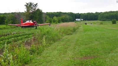 Çim biçerken uçak çarptı!
