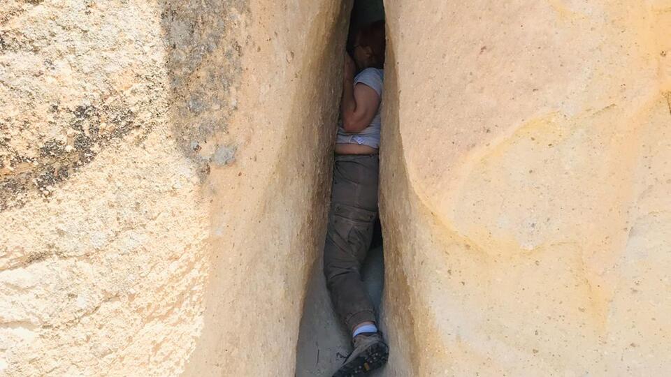 ABD'li turist, kayalıklar arasında sıkıştı