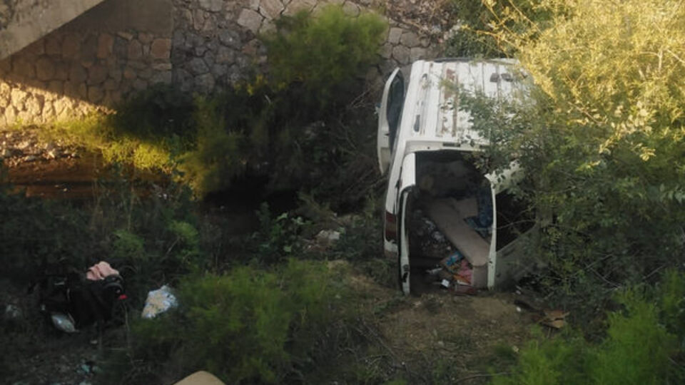Sürücüsü uyuyan araç dere yatağına yuvarlandı: 2 ölü, 6 yaralı