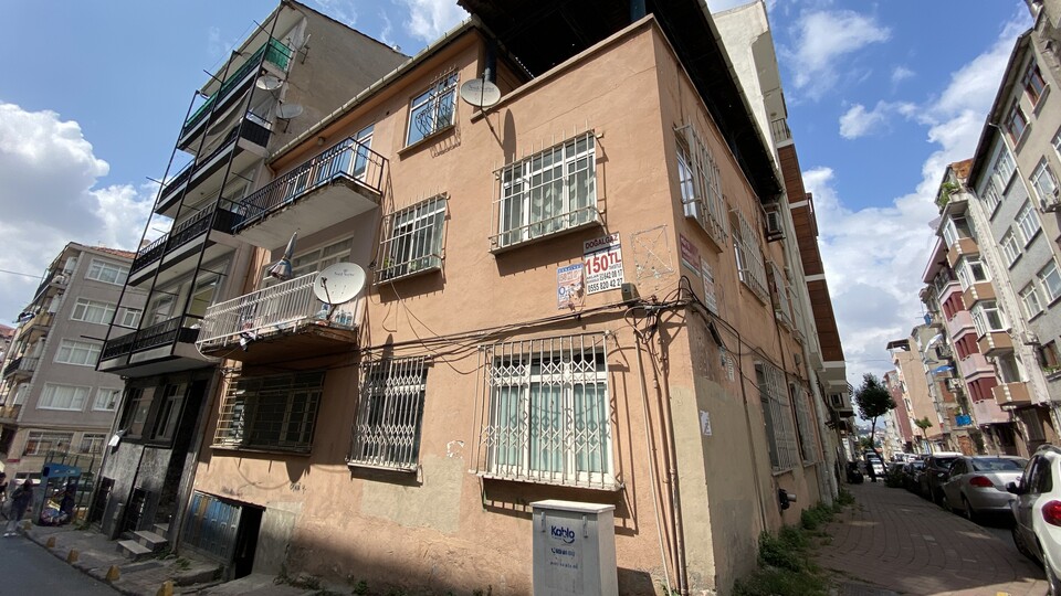 Fatih'te apartmanın altında bulunuyor! Betonun içine gömülmüş