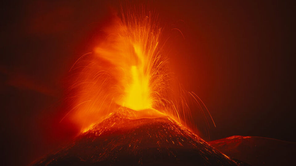 Etna lavlarıyla geceyi aydınlattı!