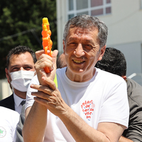 Bakan Selçuk, öğrencilerle su savaşı yaptı