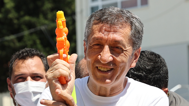 Bakan Selçuk, öğrencilerle su savaşı yaptı