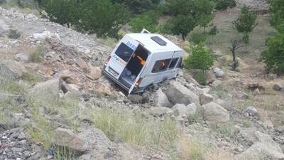 Minibüs şarampole devrildi! 6'sı ağır 15 yaralı