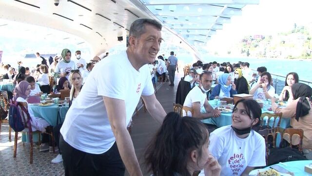 Bakan Selçuk, vapur gezisinde öğrencilerle