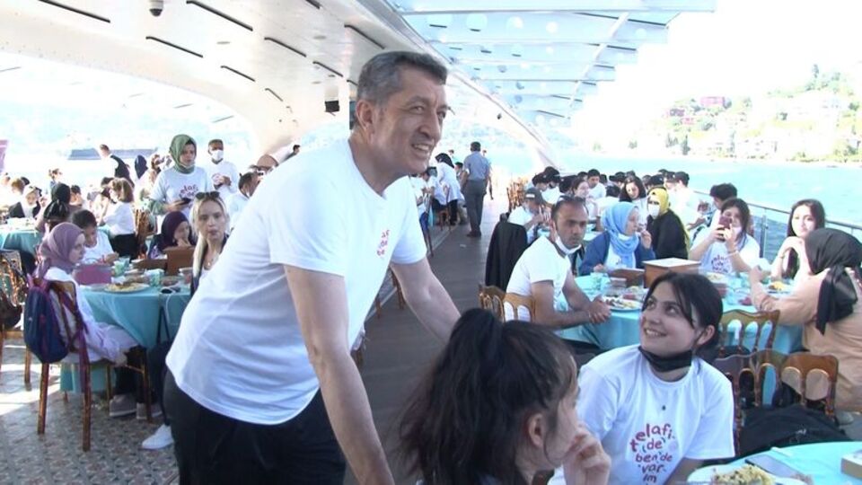Bakan Selçuk, vapur gezisinde öğrencilerle