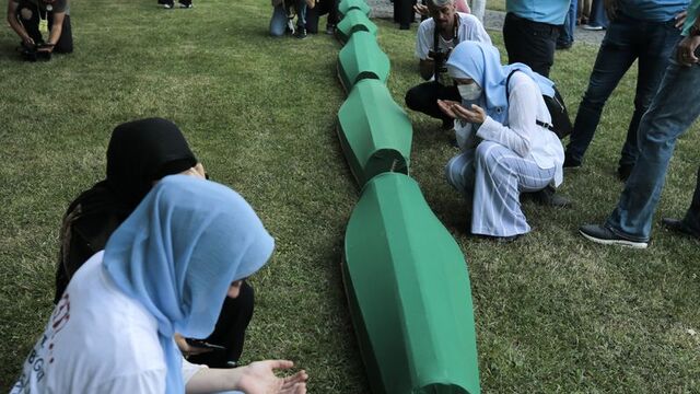 Srebrenitsa kurbanları anıt mezara nakledildi