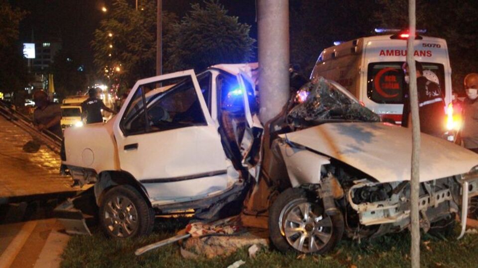 Mobese direğine çarpan otomobilin sürücüsü öldü