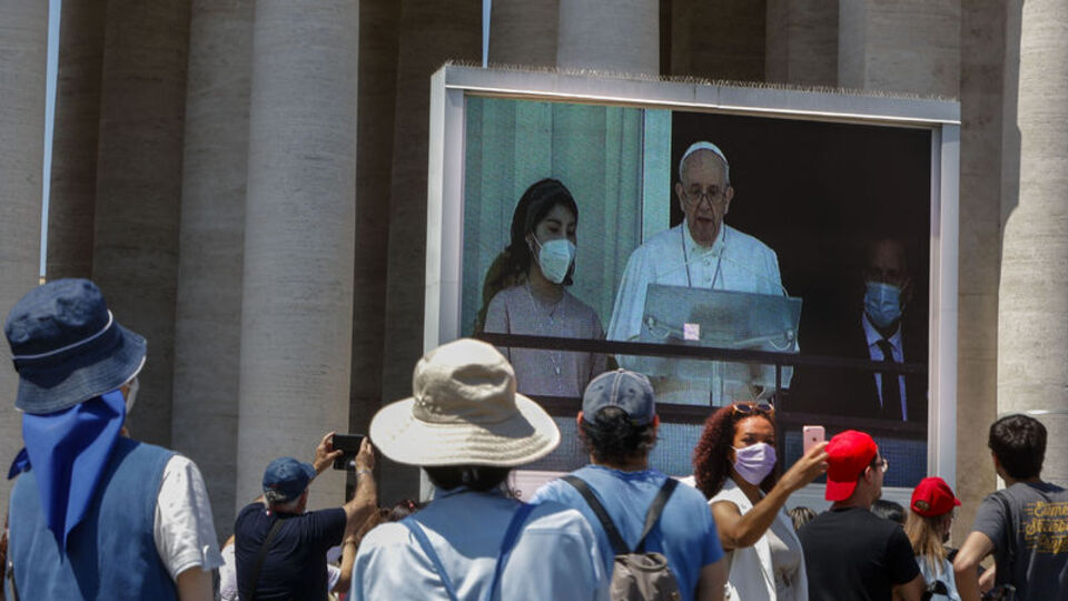 Papa'dan ameliyattan sonra ilk görüntü!