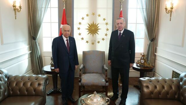 Bahçeli'den Cumhurbaşkanı'na tebrik ve hediye