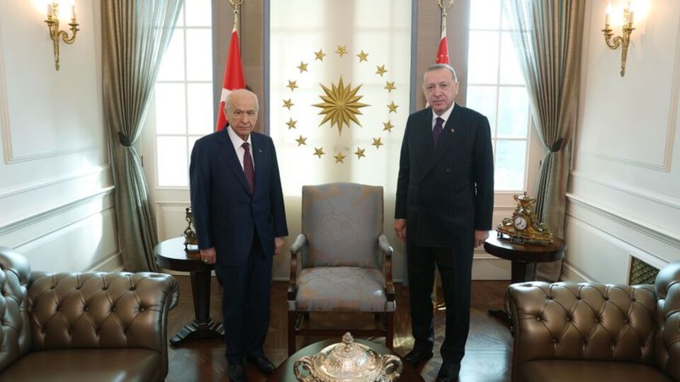 Bahçeli'den Cumhurbaşkanı'na tebrik ve hediye