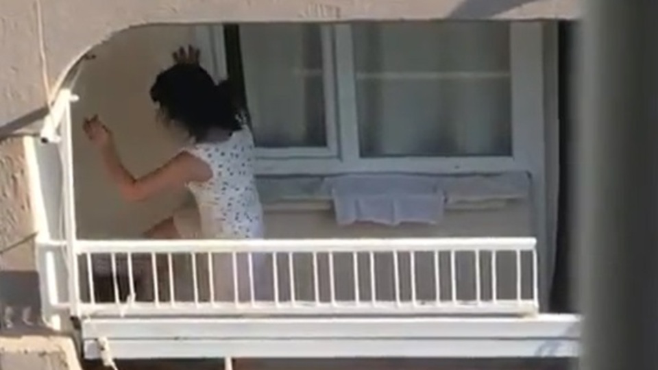 Köpeğe balkonda işkence!