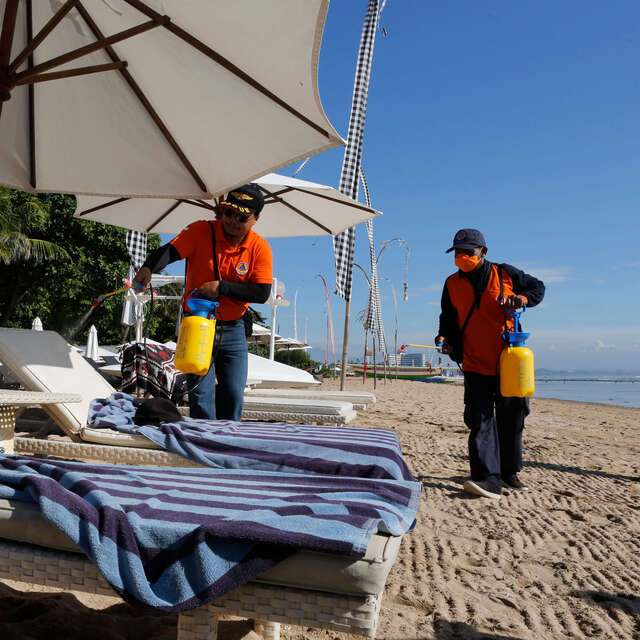 Endonezya, karantina kurallarını çiğneyen 4 turisti sınır dışı ediyor