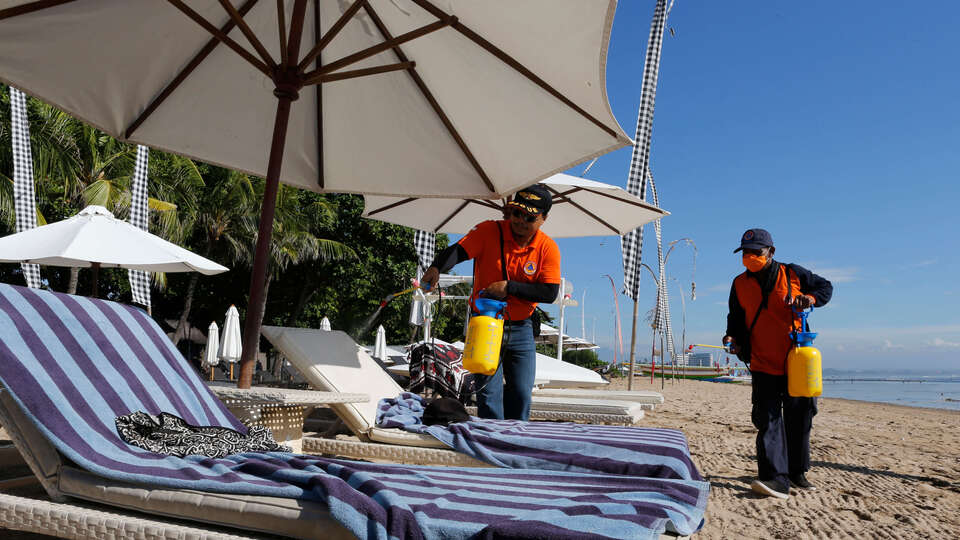 Endonezya, karantina kurallarını çiğneyen 4 turisti sınır dışı ediyor