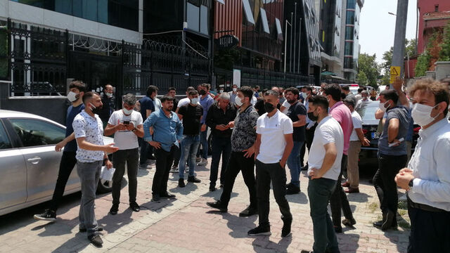 Gasp cinayetinin yaşandığı holding önünde eylem