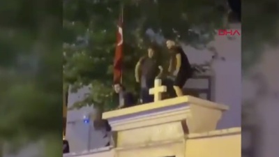 Kilise duvarı üstünde oyuna tepki! 3 gözaltı