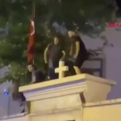 Kilise duvarı üstünde oyuna tepki! 3 gözaltı