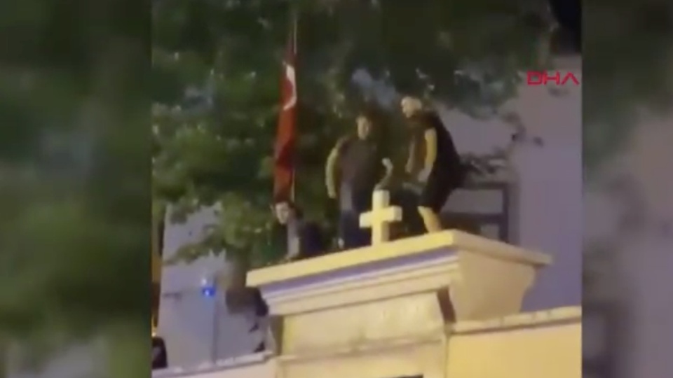 Kilise duvarı üstünde oyuna tepki! 3 gözaltı
